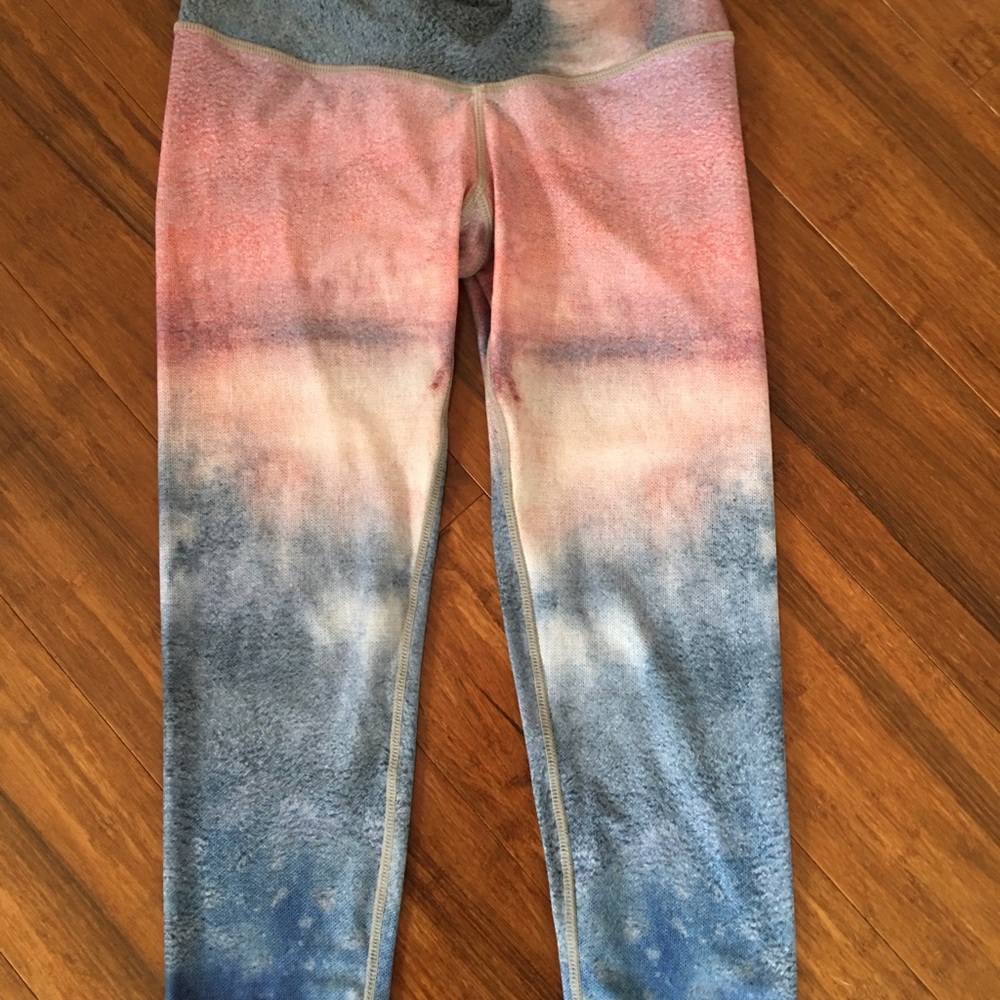 Cropped yoga leggings bundle - MEDIUM - 1 Niyama Sol and 1 Vie Active